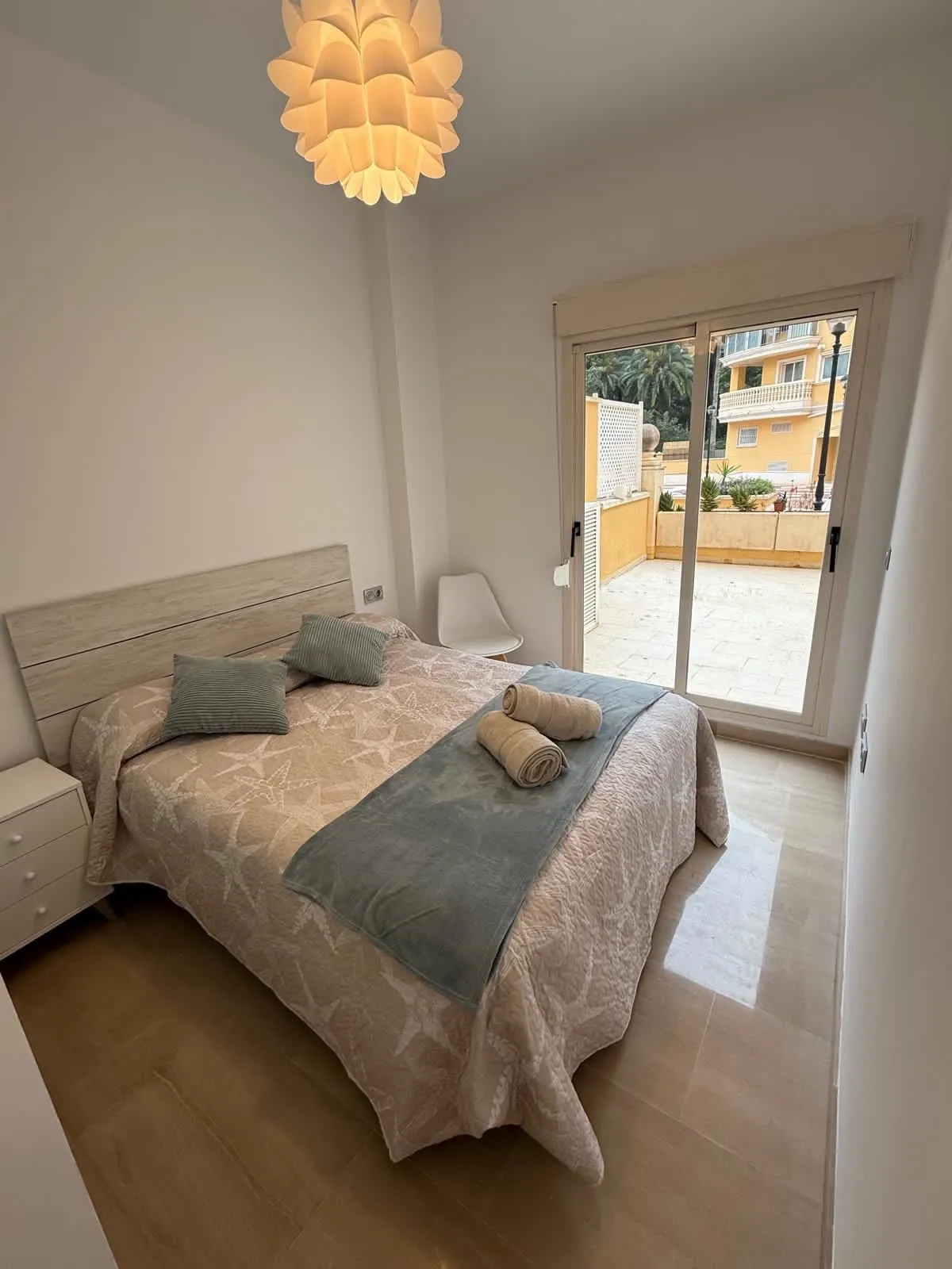 1 cama 150 cm Dormitorio con dos camas individuales muy confortables y armario, ideal para familias en el apartamento de Denia. Tu rincon en Denia