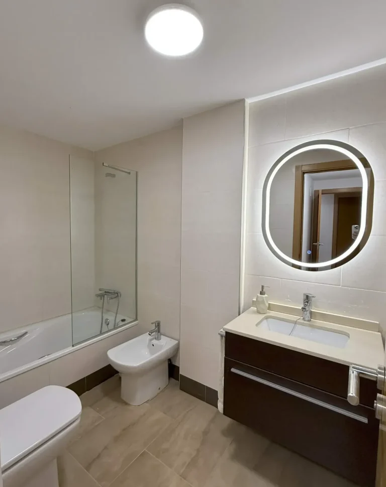 Baño principal del apartamento en Denia, amplio y luminoso, con una cuidada decoración de estilo mediterráneo que ofrece un ambiente acogedor y relajante Baño principal del apartamento en Denia, amplio y luminoso, con una cuidada decoración de estilo mediterráneo que ofrece un ambiente acogedo