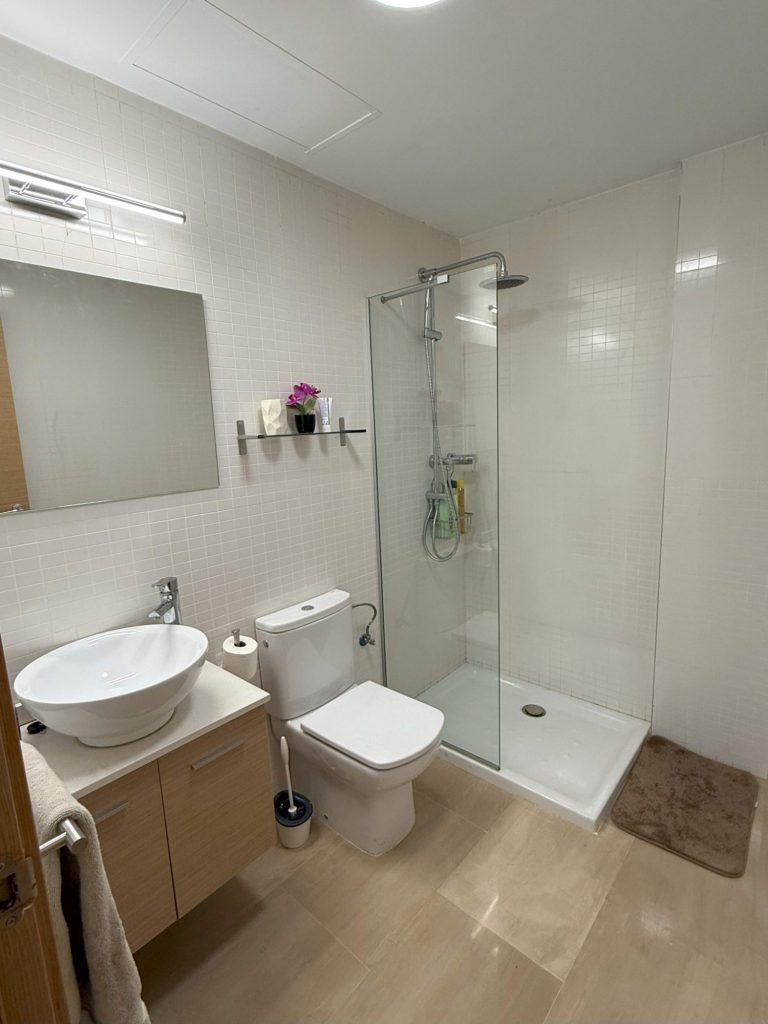 Baño secundario del apartamento turístico en Denia. Baño secundario del apartamento turístico en Denia.